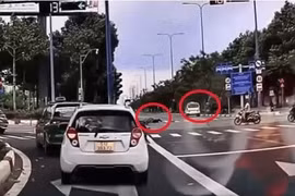 Xe cứu thương vượt đèn đỏ 52 giây rồi va chạm xe máy