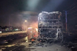 Xe khách giường nằm bốc cháy kinh hoàng trên QL1 