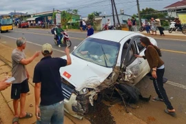 Lâm Đồng: Xe tập lái mất lái, tông trực diện ô tô bán tải trên quốc lộ 20