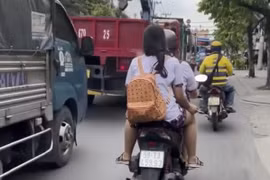 Clip Hai nữ sinh chạy xe máy, không đội mũ bảo hiểm, hút thuốc