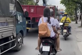 Clip Hai nữ sinh chạy xe máy, không đội mũ bảo hiểm, hút thuốc