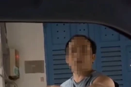 Tài xế ô tô bị chặn đầu, đe dọa giữa đêm khuya ở Bình Chánh