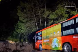 Đèo Mimosa đứt gãy hàng chục mét, xe khách thoát hiểm trong gang tấc