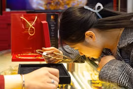  Giá vàng 13/8: Giằng co trái chiều, nhà đầu tư cần cẩn trọng