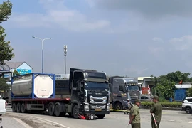 Ba người tử vong thương tâm sau va chạm với xe đầu kéo