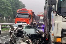 Xe con bị kẹp giữa xe tải và xe đầu kéo, tài xế an toàn thót tim