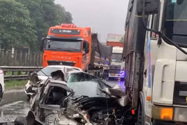 Xe con bị kẹp giữa xe tải và xe đầu kéo, tài xế an toàn thót tim