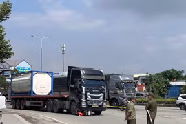 Ba người tử vong thương tâm sau va chạm với xe đầu kéo