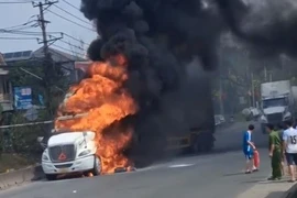 Cháy xe container gần ngã ba Vũng Tàu, tài xế kịp thời thoát ra ngoài