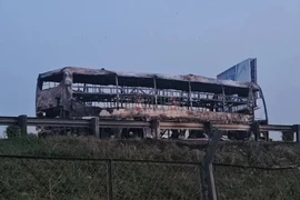 Xe khách bốc cháy dữ dội trên cao tốc TPHCM – Trung Lương