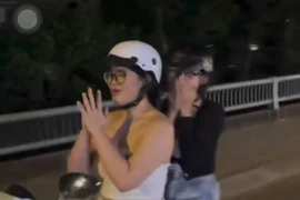 Cô gái buông tay khi lái xe máy, CSGT TP.HCM vào cuộc xác minh