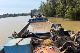 Vĩnh Long xử lý ba phương tiện khai thác và tàng trữ cát trái phép