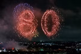 Dù mưa to, pháo hoa vẫn rạng rỡ trên bầu trời TP HCM mừng Quốc khánh