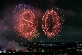 Dù mưa to, pháo hoa vẫn rạng rỡ trên bầu trời TP HCM mừng Quốc khánh