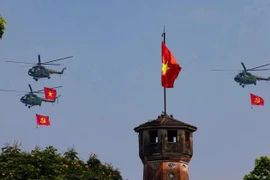 Cận cảnh trực thăng kéo cờ Đảng, cờ Tổ quốc tung bay trên bầu trời ngày 2/9