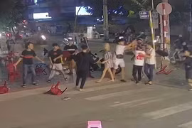 Nhóm thanh niên dùng ghế nhựa đánh người tại quán hủ tiếu