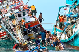 Tàu cá va đá ngầm, 13 thuyền viên được cứu an toàn trên vùng biển Cà Mau