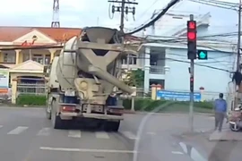 Video xe bồn vượt đèn đỏ tại Củ Chi gây bức xúc dư luận