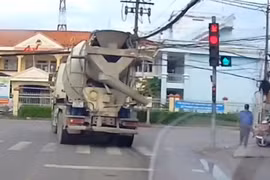 Video xe bồn vượt đèn đỏ tại Củ Chi gây bức xúc dư luận