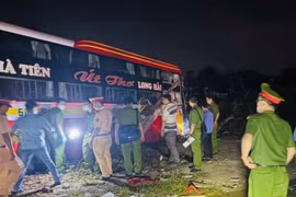 Đồng Tháp: Xe khách lao vào lề, khiến hai người tử vong