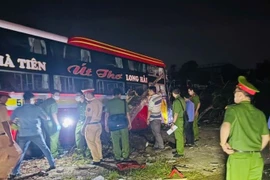 Đồng Tháp: Xe khách lao vào lề, khiến hai người tử vong