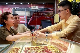 Giá vàng SJC phá vỡ mọi kỷ lục, chạm 130,6 triệu đồng