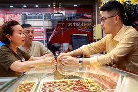 Giá vàng SJC phá vỡ mọi kỷ lục, chạm 130,6 triệu đồng