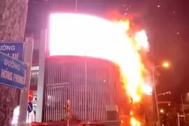 Ngọn lửa nuốt trọn hai căn nhà giữa trung tâm TPHCM, thiệt hại nặng về tài sản