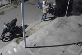 Camera ghi lại cảnh cắt khóa thùng xe tải, lấy đồ giữa phố tại An Giang