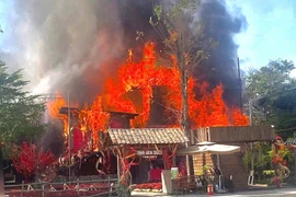 Cháy quán cà phê trên hẻm đường Linh Đông