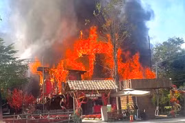Cháy quán cà phê trên hẻm đường Linh Đông