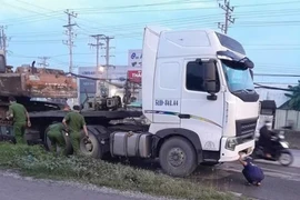 Ngã xe máy, hai người bị container cán qua tử vong tại Long An