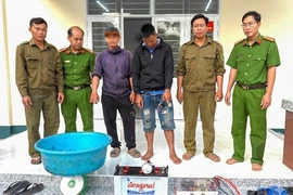 Hai đối tượng bị phát hiện khai thác thủy sản bằng kích điện tại Cà Mau