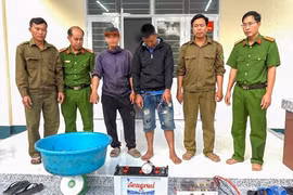 Hai đối tượng bị phát hiện khai thác thủy sản bằng kích điện tại Cà Mau