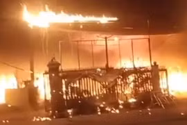 Cháy trại hòm giữa đêm ở TP HCM, 3 người may mắn thoát nạn