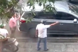Khởi tố hai người rượt đuổi, kẹp cổ tài xế ô tô giữa đường tại TPHCM