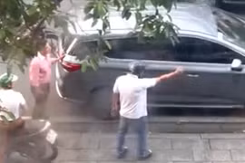 Khởi tố hai người rượt đuổi, kẹp cổ tài xế ô tô giữa đường tại TPHCM