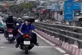 Xác minh clip nam sinh ngồi ngược trên xe máy qua khi đang di chuyển