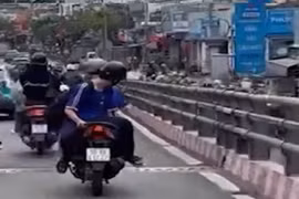 Xác minh clip nam sinh ngồi ngược trên xe máy qua khi đang di chuyển