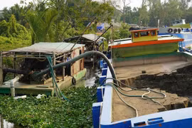 Tây Ninh tạm giữ 5 sà lan, 4 tàu thủy liên quan vụ cát không rõ nguồn gốc