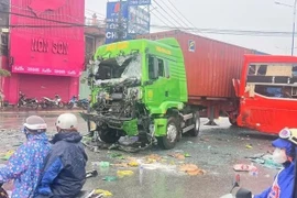 Bình Dương: Xe khách va chạm xe container, 4 người bị thương