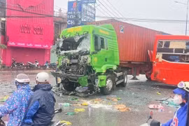 Bình Dương: Xe khách va chạm xe container, 4 người bị thương