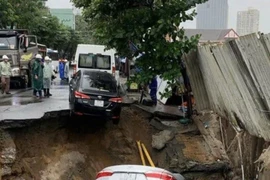 Sụt lún lớn trên đường Nguyễn Công Trứ, nhiều ô tô rơi xuống hố