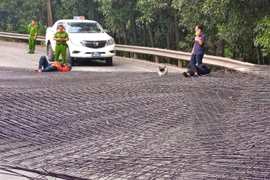 Xe đầu kéo làm rơi thép công trình, hai người đi xe máy bị đè bất tỉnh