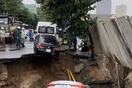 Sụt lún lớn trên đường Nguyễn Công Trứ, nhiều ô tô rơi xuống hố