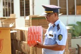 Tây Ninh: Tạm giữ xe tải chở 150 thùng hàng hóa nghi nhập lậu