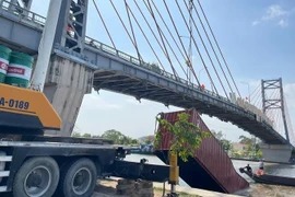 Sự cố đường thủy tại kênh Chợ Gạo: Container rơi xuống nước