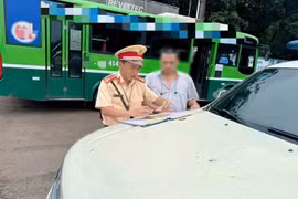 Dừng xe trái phép trên Quốc lộ 20, tài xế xe buýt bị lập biên bản