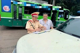 Dừng xe trái phép trên Quốc lộ 20, tài xế xe buýt bị lập biên bản