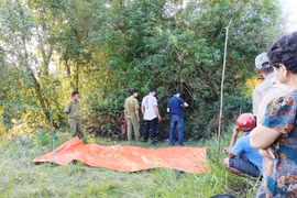 Người dân phát hiện thi thể người đàn ông cùng xe máy dưới mương